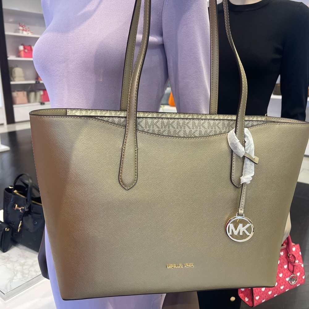 MICHAEL KORS Arden Large Metallic Top-Zip Shoulder Tote Bag
Pale Gold 
NWT - Picture 16 of 16